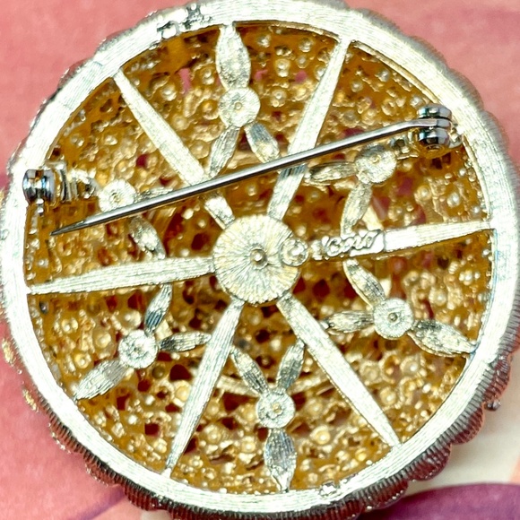 Vintage Coro Signed Mid-Century Gold Tone Dimensional Dome Brooch (c. 1955-1965) - Picture 6 of 6